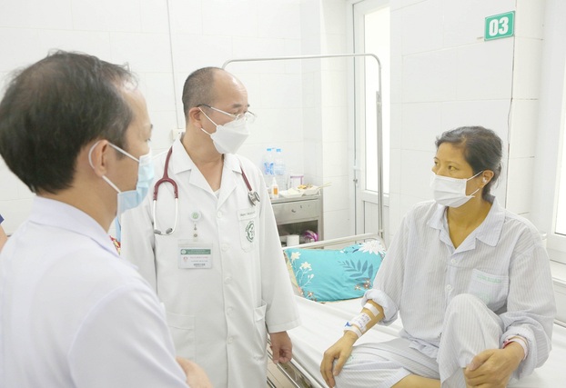   Bác sĩ thăm khám cho bệnh nhân N.T.N. trước khi được xuất viện  