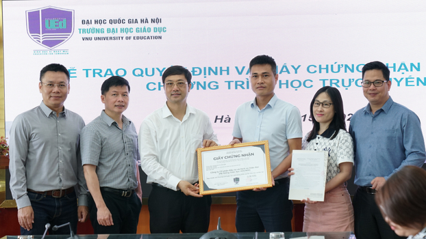   Đại học Giáo dục - ĐHQGHN đã trao Giấy chứng nhận “Chương trình học trực tuyến hợp chuẩn với khung chương trình GDPT 2018 của Bộ Giáo dục và Đào tạo” cho Hệ thống Giáo dục HOCMAI.  