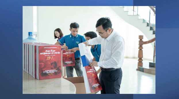  Ths.Ds Phan Văn Hiệu và cán bộ nhân viên CVI Pharma đang chuẩn bị quà tặng  