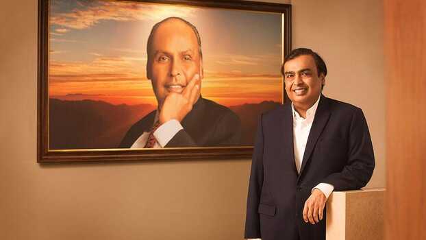   Chủ tịch tập đoàn Reliance Industries, Mukesh Ambani bên cạnh bức tranh người cha quá cố Dhirubhai Ambani (Ảnh: Ritam Banerjee/Forbes)  