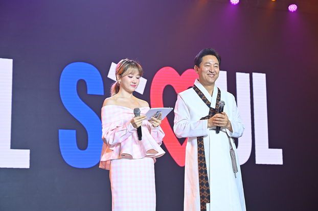 Ông Oh Se-hoon - Thị trưởng Seoul và ca sĩ Hari Won tại sự kiện