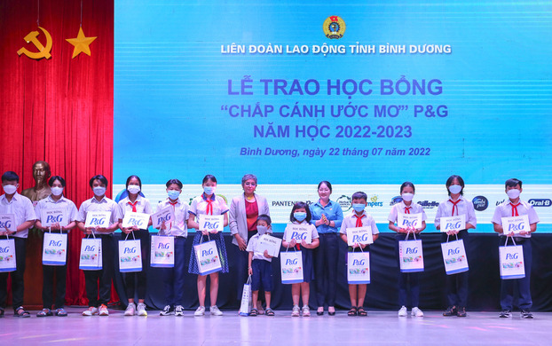 P&G Việt Nam đã chắp cánh ước mơ cho gần 3000 học sinh nghèo hiếu học tại tỉnh Bình Dương trong hơn 26 năm qua