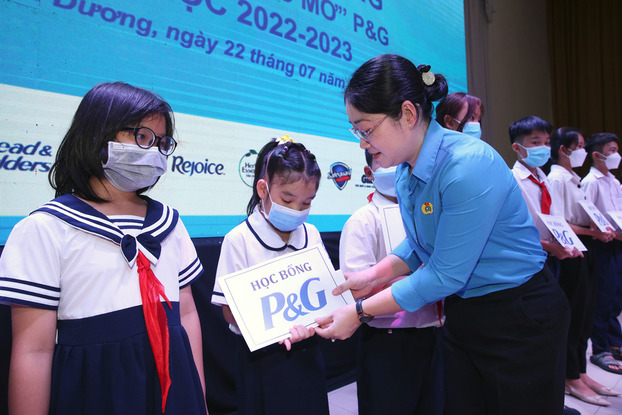 Bà Nguyễn Kim Loan, Chủ tịch Liên Đoàn Lao động tỉnh Bình Dương, trao học bổng cho các em thiếu nhi