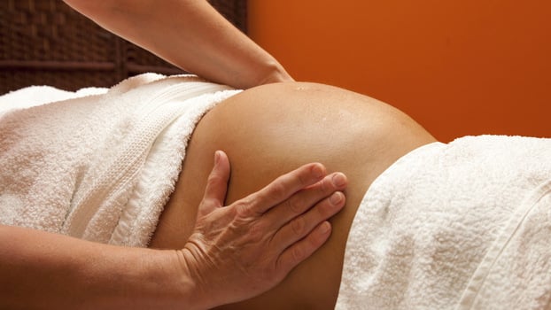 Massage là cách tuyệt vời để giảm căng thẳng, lo lắng và kiểm soát các cơn co cho bà bầu. Ảnh minh họa
