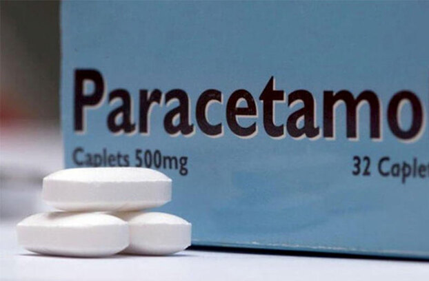 Viên nén paracetamol nên được nuốt với một ly nước, sữa hoặc nước trái cây. Ảnh minh họa
