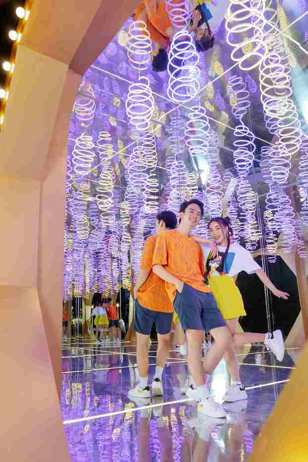 Mặt trăng khổng lồ nơi biển hồ Vincom Mega Mall Ocean Park gồm hệ gương và led neon bên trong tạo không gian check-in vô tận