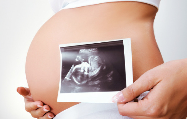 Mẹ bầu mang thai quá to có thể ảnh hưởng đến sức khỏe của cả mẹ và em bé. Ảnh minh họa
