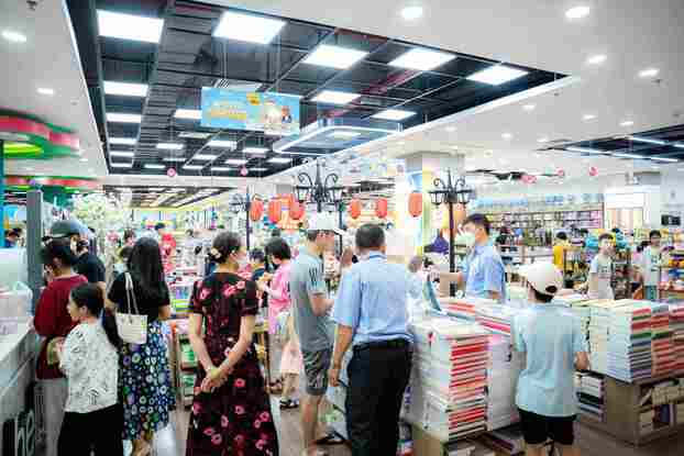 “Trung tâm thương mại tốt nhất Việt Nam 2022” Vincom Mega Mall Ocean Park (Hà Nội) tấp nập khách hàng đến tham quan, mua sắm.