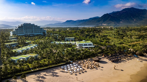 Nhìn từ xa, Cam Ranh Riviera như một con tàu huyền bí neo đậu bên bờ biển giữa một không gian xanh trong lành.