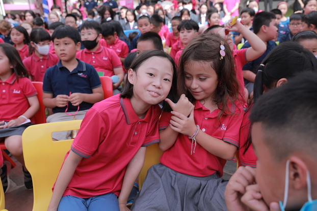 Học sinh TH School được nhận nền giáo dục tiên tiến của thế giới và tinh hoa của giáo dục Việt Nam qua mô hình 80/20, đồng thời được tự chủ và trao quyền thông qua các môn học.