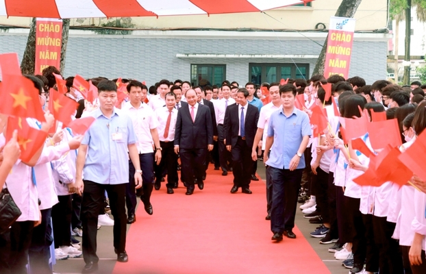 Chủ tịch nước Nguyễn Xuân Phúc dự Lễ khai giảng năm học 2022 - 2023 tại Trường THPT Chuyên Khoa học Tự nhiên (Đại học Khoa học Tự nhiên thuộc Đại học Quốc gia Hà Nội). 