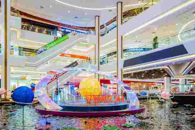 Người người, nhà nhà háo hức chụp ảnh bên Dòng sông hành tinh tại Vincom Mega Mall Smart City