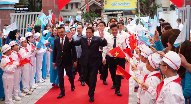 Thủ tướng Phạm Minh Chính đến dự Lễ khai giảng tại Trường Tiểu học Đoàn Thị Điểm. 