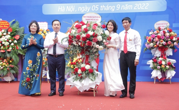 Phó Chủ tịch Hà Nội Chử Xuân Dũng chúc mừng Lễ khai giảng trường THCS Giảng Võ (Ba Đình, Hà Nội).