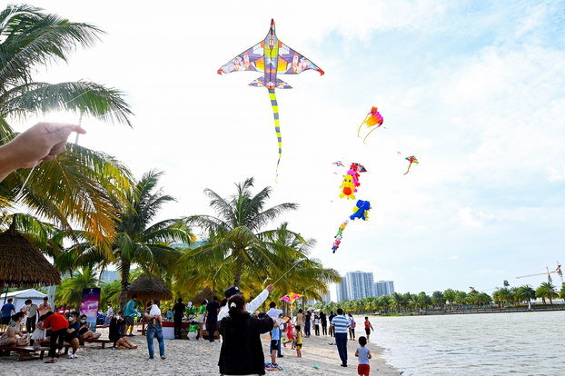 Các cư dân nhí chơi đùa trên bãi cát trắng ngay tại Vinhomes Grand Park