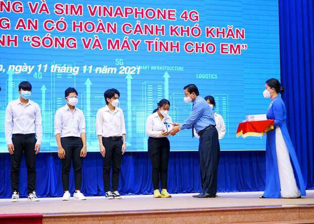 Đại diện VNPT trao tặng máy tính cho học sinh có hoàn cảnh khó khăn trong khuôn khổ chương trình 