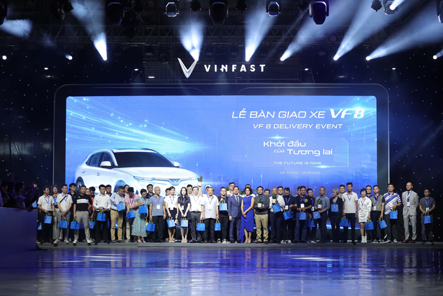 Những khách hàng đặt cọc sớm theo chương trình VinFirst hào hứng nhận bàn giao những chiếc ô tô điện VF 8 đầu tiên.