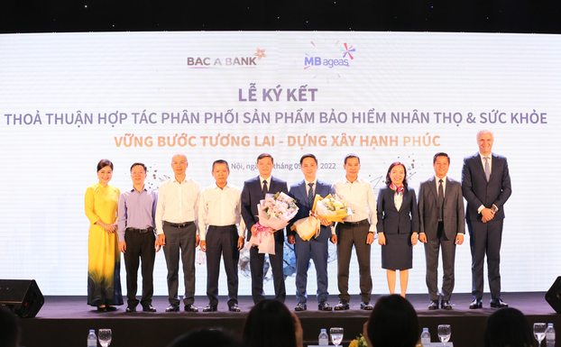 Đại diện BAC A BANK và MB Ageas Life ký kết Thỏa thuận hợp tác