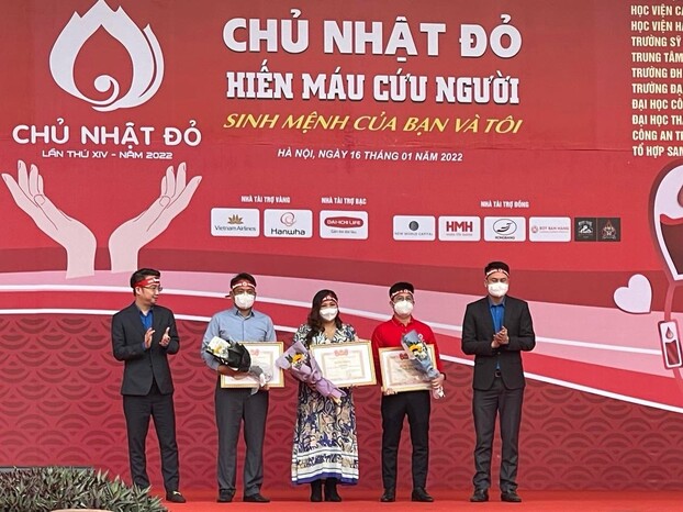 Đại diện Quỹ Vì Tầm Vóc Việt nhận bằng khen của TƯ Đoàn TNCS Hồ Chí Minh