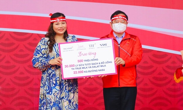 Bà Vũ Thu Hằng, đại diện BAC A BANK, Tập đoàn TH và Quỹ VTVV trao biển tài trợ cho chương trình 