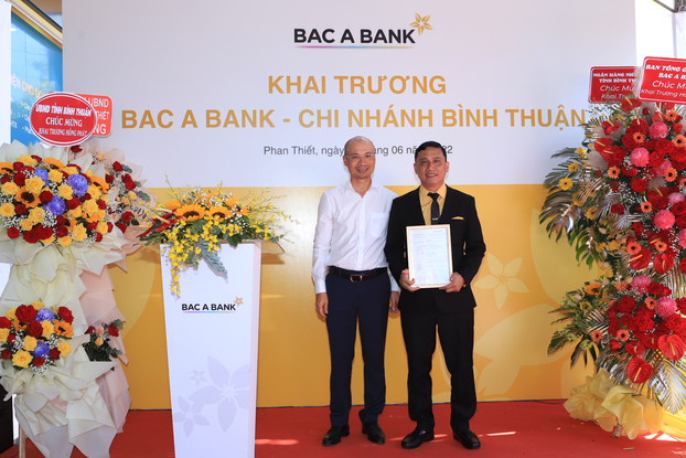 Ông Chu Nguyên Bình - Phó TGĐ BAC A BANK trao quyết định thành lập BAC A BANK Chi nhánh Bình Thuận