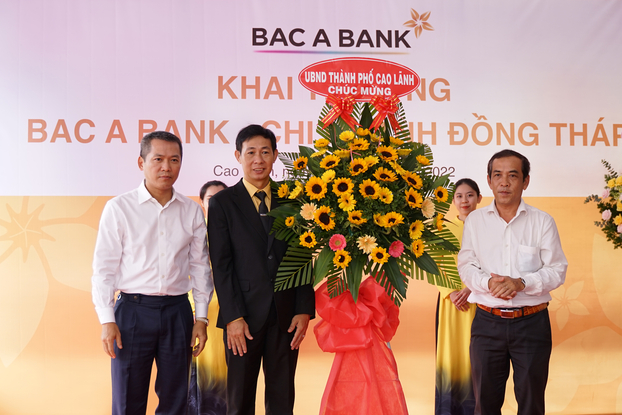 Ông Đặng Trung Dũng, Phó TGĐ thường trực BAC A BANK và GĐ Chi nhánhđón nhận lẵng hoa chúc mừng từ Lãnh đạo thành phố Cao Lãnh