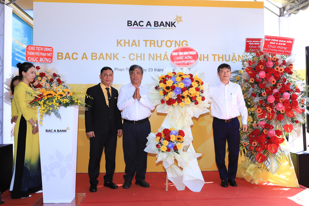 Ông Nguyễn Văn Phong – Phó Chủ tich Uỷ ban Nhân dân tỉnh Bình Thuận  tặng hoa chúc mừng BAC A BANK Chi nhánh Bình Thuận