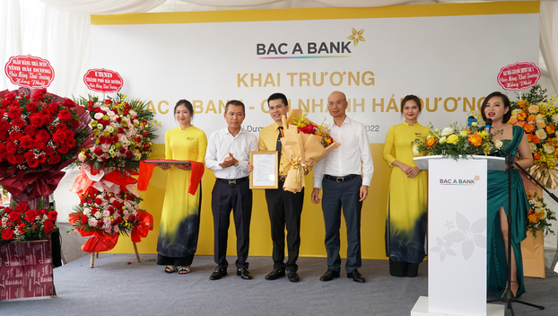 Ông Đặng Trung Dũng và ông Chu Nguyên Bình, Phó TGĐ BAC A BANK  trao quyết định thành lập cho Giám đốc CN Hải Dương