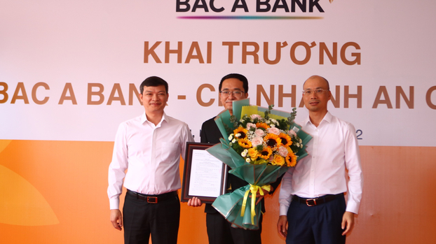 Ông Chu Nguyên Bình và ông Nguyễn Việt Hanh, Phó TGĐ BAC A BANK  trao quyết định thành lập cho Giám đốc CN An Giang