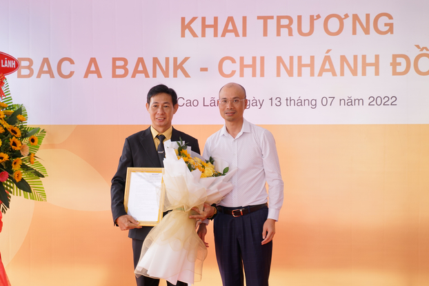 Ông Chu Nguyên Bình, Phó TGĐ BAC A BANK trao quyết định thành lập cho Giám đốc CN Đồng Tháp