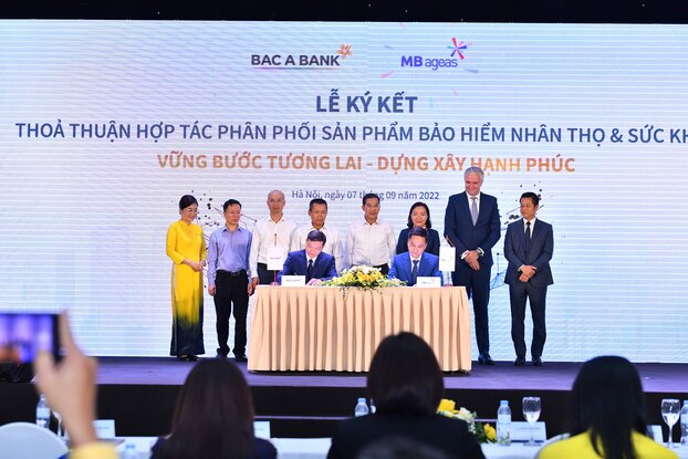 Đại diện BAC A BANK và MB Ageas Life ký kết thỏa thuận hợp tác.