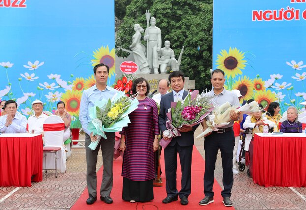 Ông Vũ Tuấn Khang (ngoài cùng bên phải) - đại diện công ty Vinamilk nhận hoa từ Ban tổ chức