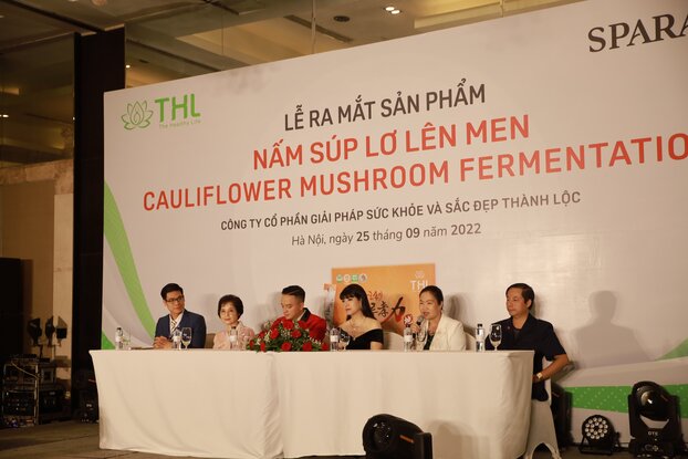 TS.BS Nguyễn Thị Ngọc Huyền - Nguyên Trưởng Khoa Khám bệnh, BV Nội Tiết Trung ương (thứ 2 từ phải sang) đang giải đáp về những tác dụng của Nấm súp lơ lên men đối với sức khỏe