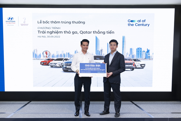 Ông Nguyễn Anh Tú, Tổng Giám đốc Liên doanh Hyundai Thành Công Việt Nam đã trao giải cho khách hàng may mắn