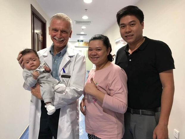 IVF Vinmec Times City quy tụ đội ngũ chuyên gia nước ngoài, hàng đầu trong lĩnh vực sản phụ khoa như Bác sĩ Jean Clement Sage - thành viên của Trung tâm PMA Grenoble Belledonne, Hiệp hội Y học sinh sản và Cơ quan Thụ tinh ống nghiệm Pháp, đã thành công với hàng nghìn ca vô sinh hiếm muộn.