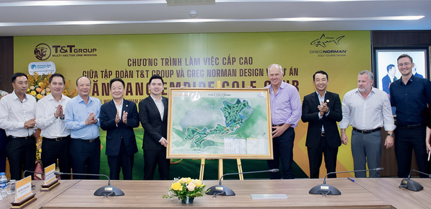 Ông Đỗ Vinh Quang – Phó Chủ tịch HĐQT Tập đoàn T&T Group (bên phải) và ông Greg Norman (bên trái) khảo sát thực địa dự án Văn Lang Empire Golf Club