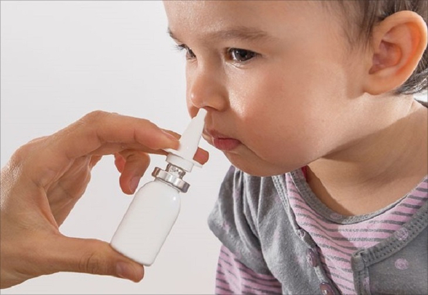 Cha mẹ không nên tự ý dùng các loại thuốc xịt mũi, nhỏ mũi cho con mà không có sự chỉ định, hướng dẫn của bác sĩ. Ảnh minh họa