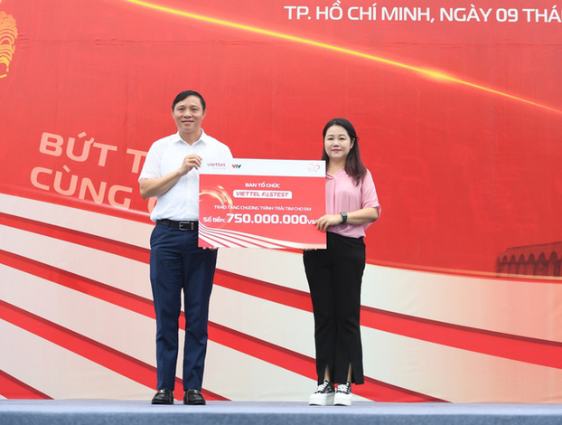 Ông Nguyễn Quang Lập- Phó Tổng Giám đốc Viettel Telecom trao tặng 750 triệu đồng ủng hộ Chương trình Trái tim cho em