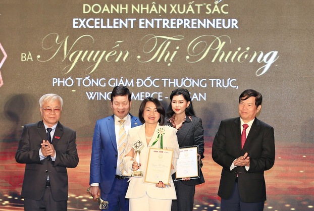 Bà Nguyễn Thị Phương - Phó TGĐ Thường trực WinCommerce được vinh danh trong danh sách Top 8 Doanh nhân Xuất sắc 2022