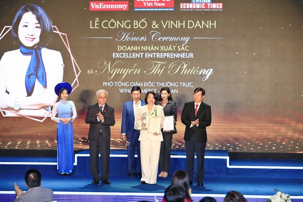 Bà Nguyễn Thị Phương - Phó TGĐ Thường trực WinCommerce được vinh danh trong Top 8 Doanh nhân Xuất sắc