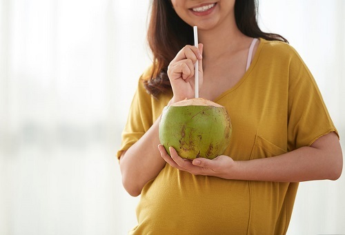 Nhiều bà bầu cố uống nước dừa mỗi ngày để hi vọng em bé khi sinh ra trắng trẻo, hồng hào.