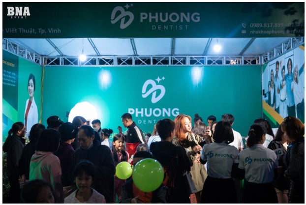 Gian hàng của Phương Dentist luôn tấp nập khách ghé tham quan, tư vấn