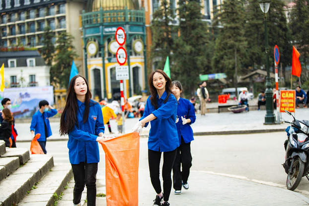 Đoàn thanh niên ra quân dọn rác