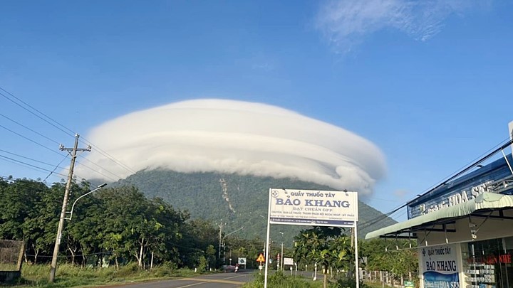 Thú vị với hiện tượng đám mây dạng thấu kính xuất hiện ở núi Bà Đen (Tây Ninh). Ảnh: Đỗ Vinh Quan