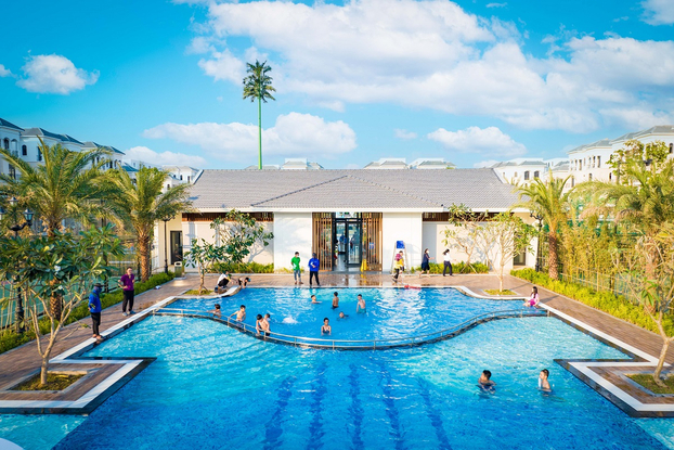 Bể bơi The Tonkin phong cách Đông Dương sang trọng khiến cư dân nhí thích thú vì không thua kém gì những resort đẳng cấp nhất.