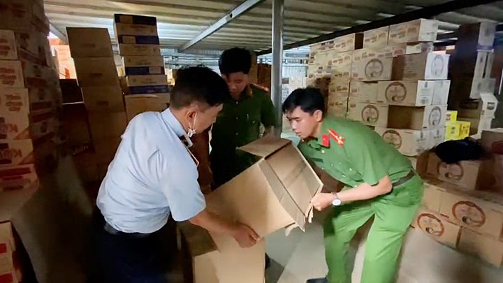 Công an tỉnh An Giang phát hiện, tạm giữ trên 5.000 hộp nhang muỗi nghi giả mạo thương hiệu nổi tiếng nước ngoài. Ảnh: Vũ Tiến