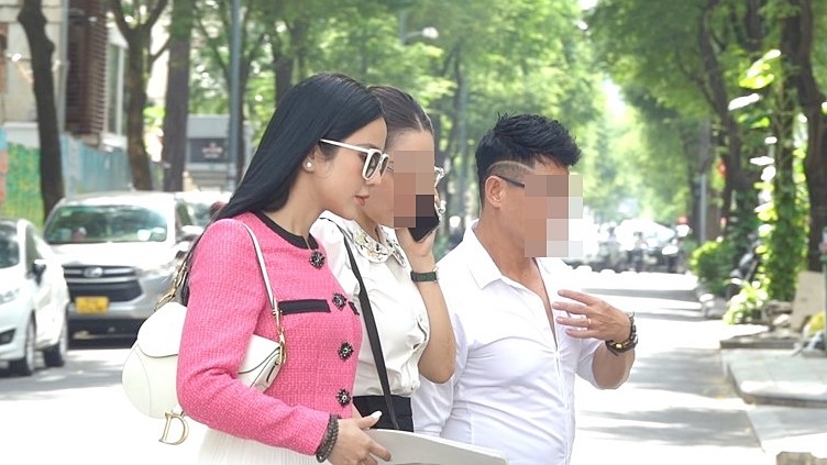 Diep Lam Anh 出現在離婚糾紛的一審法院