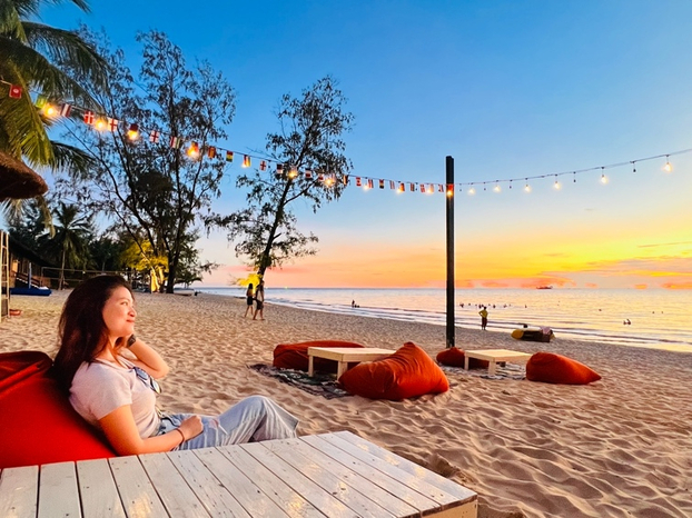 Thảnh thơi ngắm hoàng hôn từ Sim Bar – Vinpearl Resort & Spa Phú Quốc.