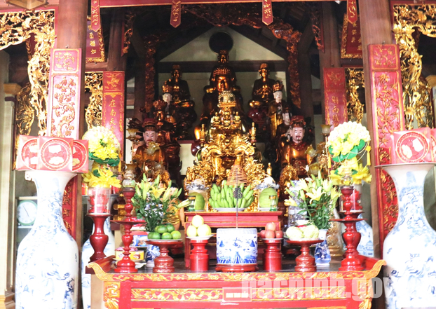 Hệ thống tượng Phật tại Tòa Tam bảo.