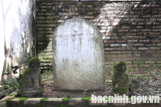 Bia đá cổ ghi công đức của những người góp phần xây dựng đền Bình Ngô